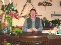Frau Mosinski in der Blumenwerkstatt